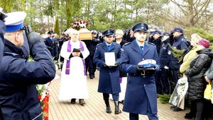 kolorowe zdjęcie policjantów niosących trumnę