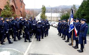 kolorowe zdjęcie idącej grupy policjantów