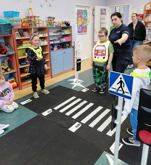 policjantka z przedszkolakami
