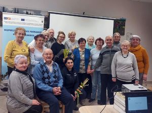 kolorowe zdjęcie seniorzy z policjantką