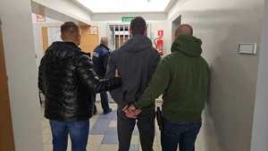 kolorowe zdjęci: mężczyzna zatrzymany przez policjantów