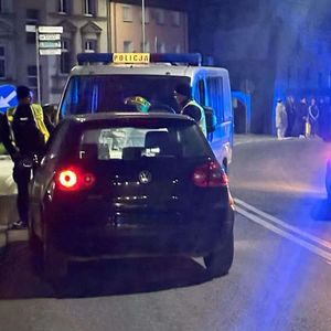 kolorowe zdjęcie pojazd zatrzymany przez policję