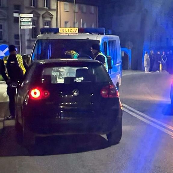 kolorowe zdjęcie pojazd zatrzymany przez policję