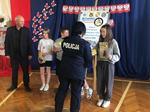 kolorowe zdjęcie młodzież z policjantką