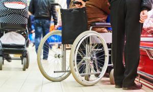 osoba na wózku inwalidzkim w sklepie