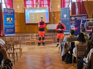 kolorowe zdjęcie ze spotkania z młodzieżą w szkole