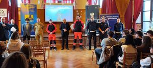 kolorowe zdjęcie ze spotkania z młodzieżą w szkole