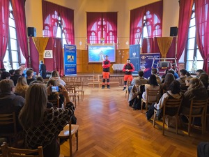 kolorowe zdjęcie ze spotkania z młodzieżą w szkole