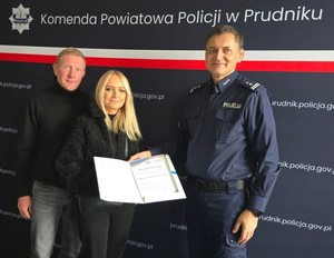 Państwo Ciepiela z Komendantem Powiatowej Policji w Prudniku. mł. insp. Piotrem Smoleniem