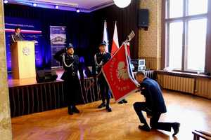 kolorowe zdjęcie Komendant żegnający się ze sztandarem