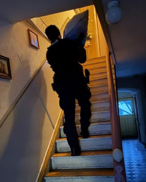 kolorowe zdjęcie policjant wnoszący worek węgla