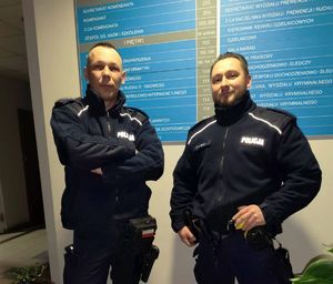 Kolorowe zdjęcie policjantów