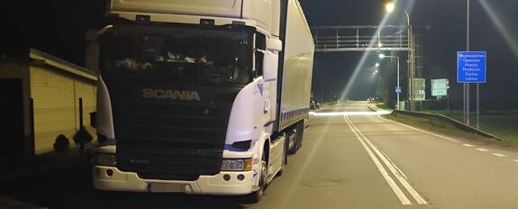 kolorowe zdjęcie zatrzymany pojazd ciężarowy