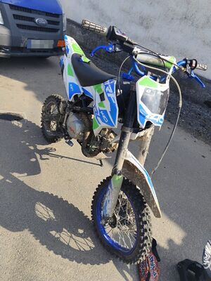 kolorowe zdjęcie motocyklu typu kros