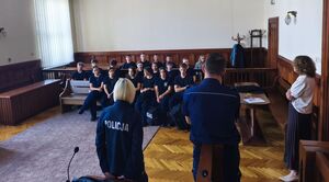 kolorowe zdjęcia z rozprawy z zaaranżowanej rozprawy sądowej. Na których widać młodzież z klasy mundurowej