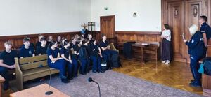 kolorowe zdjęcia z rozprawy z zaaranżowanej rozprawy sądowej. Na których widać młodzież z klasy mundurowej