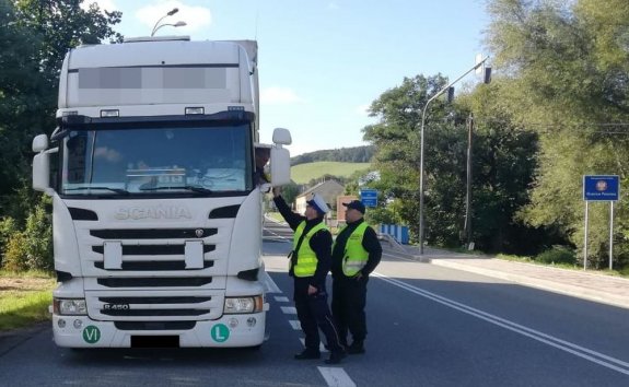 Prudniccy policjanci wspólnie z funkcjonariuszami krajowej administracji skarbowej kontrolują przewóz odpadów na granicy polsko czeskiej.