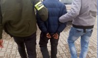 Policjanci prowadzą zatrzymanego 37-latka