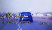Zdjęcie z videorejestratora, na którym widoczny jest samochód przekraczający dopuszczalną prędkość w obszarze zabudowanym.