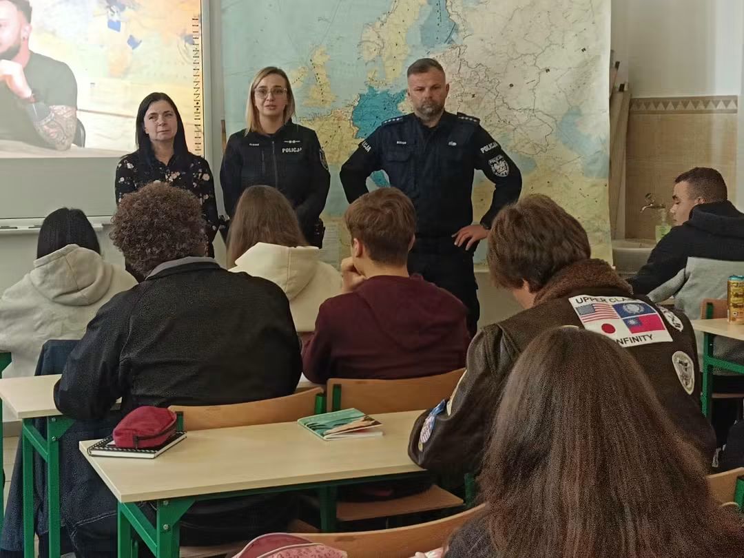 Policjanci z Prudnika edukują młodzież o cyberbezpieczeństwie