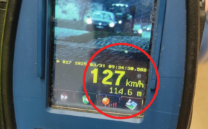 Zdjęcie przedstawia radar do mierzenia prędkości pojazdów.