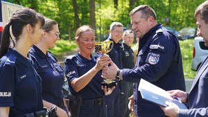 Policjantka trzyma puchar.