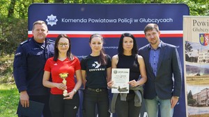 Zdjęcie przedstawia kobiety z pucharem.