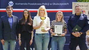 Zdjęcie przedstawia kobiety z pucharem.