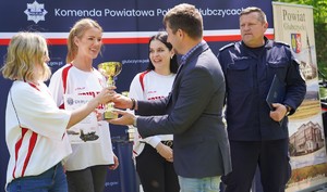 Zdjęcie przedstawia kobiety odbierające puchar.