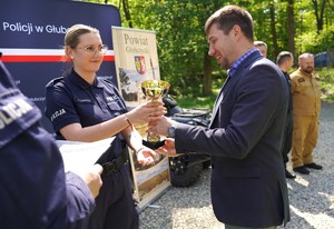 Policjantka odbiera medal i dyplom.