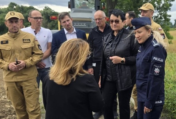Zdjęcie: przedstawiciele służb podczas wizji lokalnej.