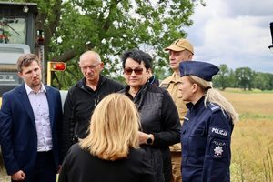 Przedstawiciele służb podczas wizji lokalnej.