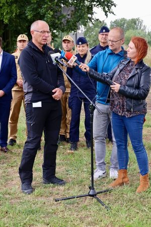 Zdjęcie: przedstawiciele służb podczas konferencji prasowej.