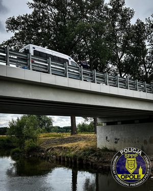 Zdjęcie: radiowóz stoi na moście, pod nim rzeka.