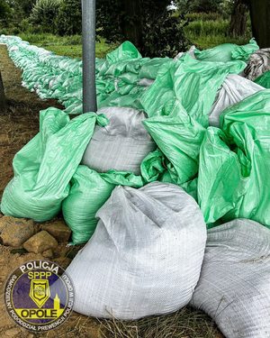 Zdjęcie: worki wypełnione piaskiem.