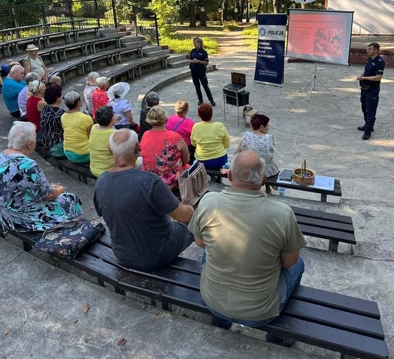 zdjęcie: policjanci podczas spotkania