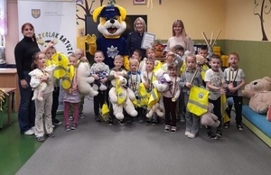 zdjęcie: przedszkolaki i policjantka podczas pamiątkowego zdjęcia