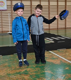 zdjęcie: policjanci podczas spotkania z dziećmi