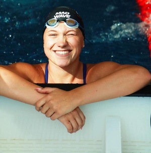 zdjęcie: Oliwia podczas zawodów pływackich