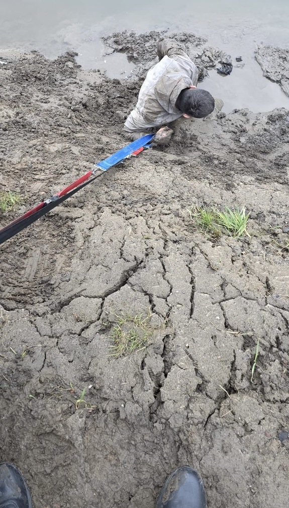zdjęcie: mężczyzna któremu pomogli policjanci i ratownicy medyczni