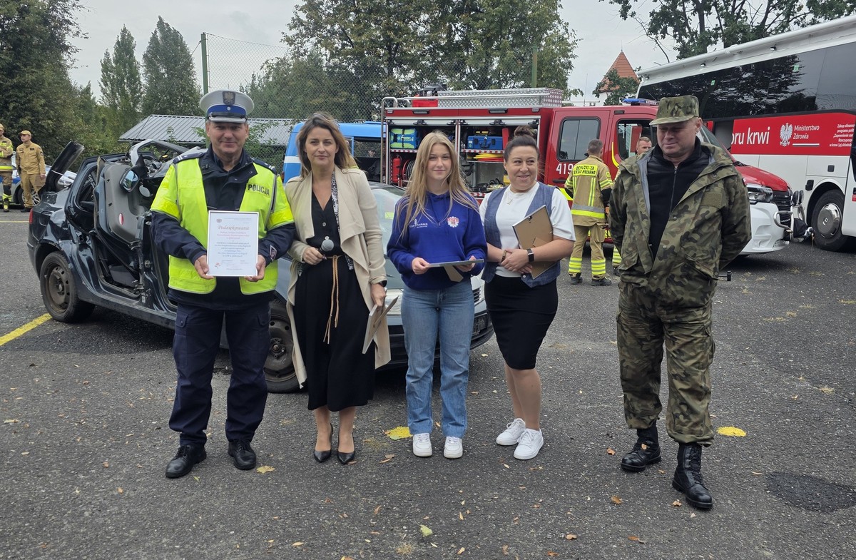 Symulacja wypadku i akcja służb - lekcja bezpieczeństwa w szkole w Głubczycach