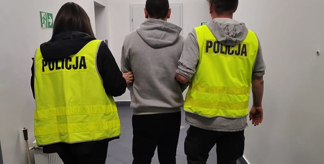 Trzech poszukiwanych zatrzymanych w Kietrzu. Jeden z nich ukrywał się w wersalce.