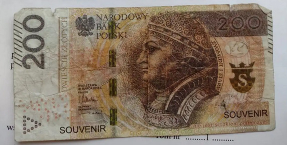 Obraz przedstawia banknot z gry, niebędący środkiem płatniczym, o nominale 200 złotych
