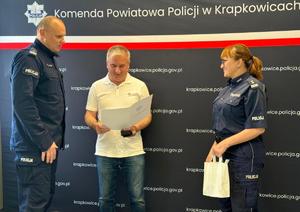 Fotografie przedstawiają Komendanta Powiatowego Policji w Krapkowicach oraz I Zastępcę, którzy wręczają gratulacje Panu Henrykowi, który odnalazł zaginionego 73-latka.
