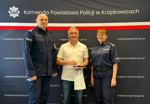 Fotografie przedstawiają Komendanta Powiatowego Policji w Krapkowicach oraz I Zastępcę, którzy wręczają gratulacje Panu Henrykowi, który odnalazł zaginionego 73-latka.