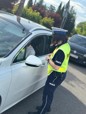 Funkcjonariusze prowadzący kontrole w przedszkolu, w której odbywa się akcja &quot;Dni Bezpiecznego Przedszkola&quot; w ramach której policjanci sprawdzali w jaki sposób są przewożone dzieci.