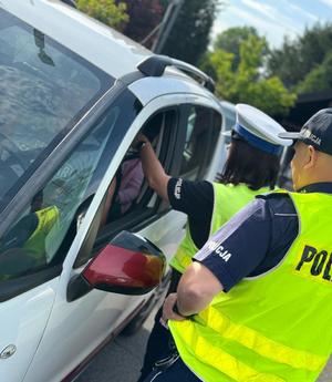Funkcjonariusze prowadzący kontrole w przedszkolu, w której odbywa się akcja &quot;Dni Bezpiecznego Przedszkola&quot; w ramach której policjanci sprawdzali w jaki sposób są przewożone dzieci.