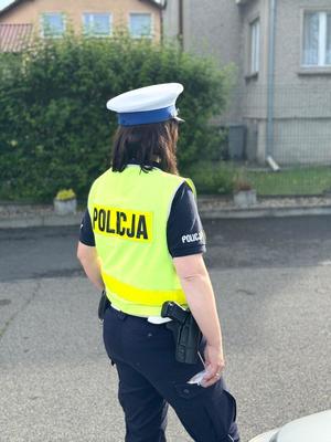 Funkcjonariusze prowadzący kontrole w przedszkolu, w której odbywa się akcja &quot;Dni Bezpiecznego Przedszkola&quot; w ramach której policjanci sprawdzali w jaki sposób są przewożone dzieci.