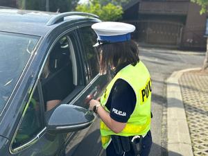 Funkcjonariusze prowadzący kontrole w przedszkolu, w której odbywa się akcja &quot;Dni Bezpiecznego Przedszkola&quot; w ramach której policjanci sprawdzali w jaki sposób są przewożone dzieci.