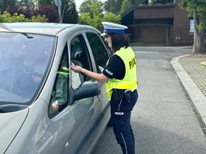 Funkcjonariusze prowadzący kontrole w przedszkolu, w której odbywa się akcja &quot;Dni Bezpiecznego Przedszkola&quot; w ramach której policjanci sprawdzali w jaki sposób są przewożone dzieci.